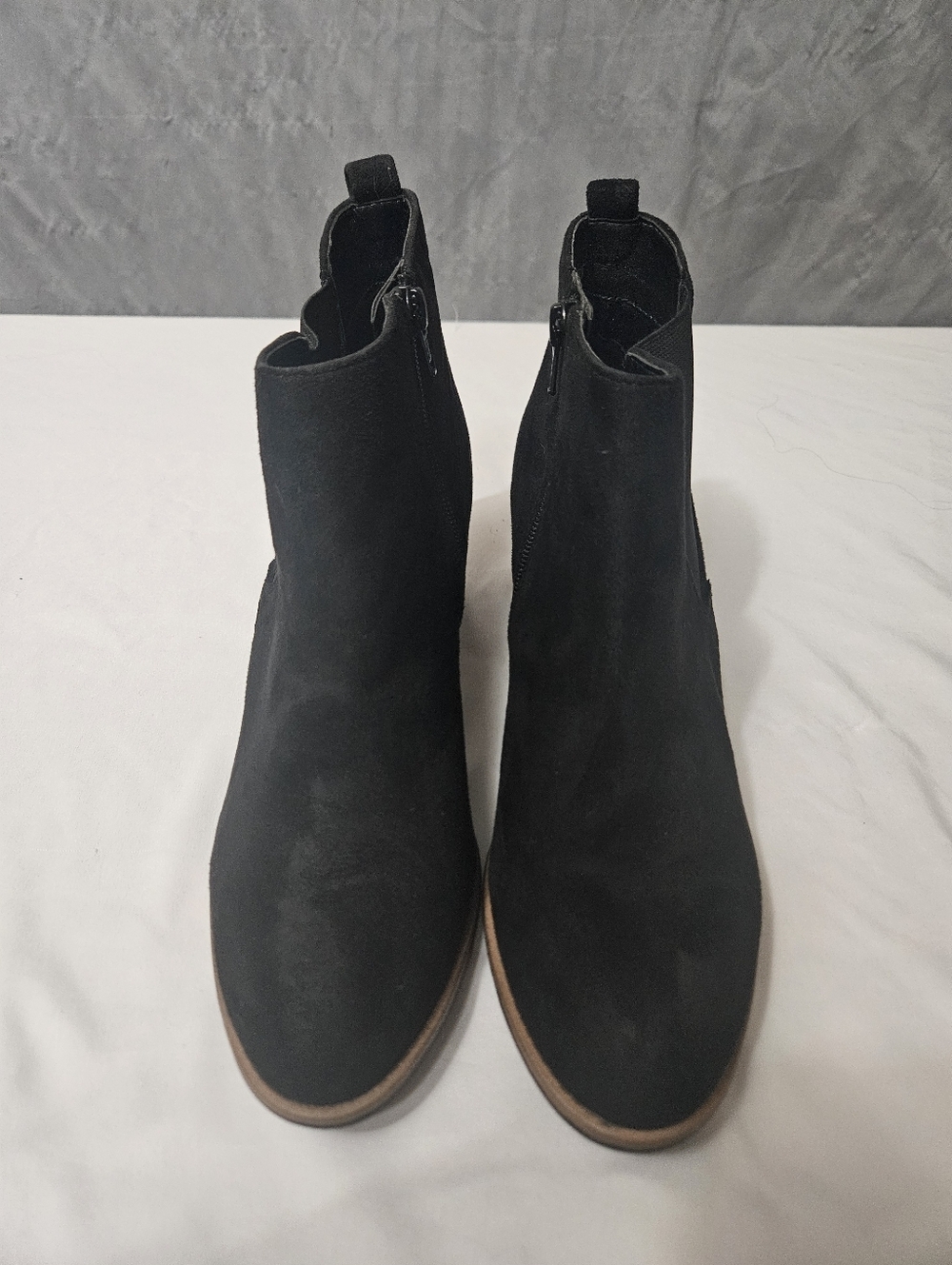 White Mountain Size 9 Ladies Zip Side Ankle Boot Suede Black Classy Chic!